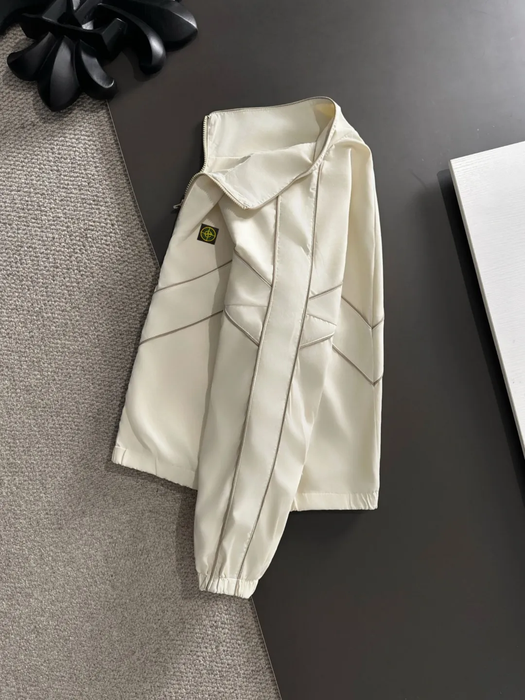 Next day shipping P720 Stone lsland/stone island high quality 2025 autumn and winter new casual heavy industry suit exclusively developed by yb! High quality production! The top version of the trading company channel order, external orders for imported custom fabrics, high breathability and comfort, impeccable details, absolutely worth buying! This type of suit is also a must-have for lazy people. You don’t have to think about how to match it, you can just get it in one set! Brand element design concept, delicate and soft feel! It presents a casual cut and the upper body shape is great! On sale simultaneously on the official website! From a high-end men's positioning brand, the low-key luxury taste is irresistible! Exquisite workmanship and impeccable quality! The overall style is simple, fashionable and timeless, fully meeting the requirements of stylish and tasteful dressing! Size: M to 5XL (or state your height and weight when placing an order)